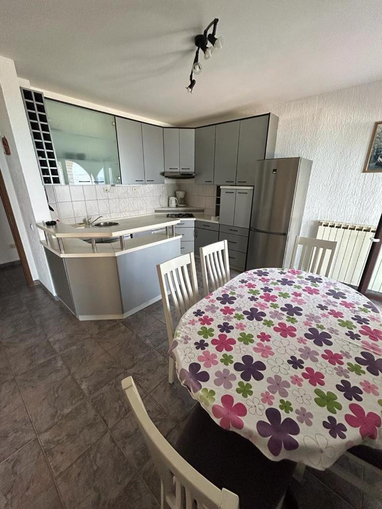 Apartments By The Sea Slatine, Ciovo - 1128 ภายนอก รูปภาพ